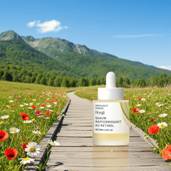 Sérum rétinol sur un chemin de campagne entouré de fleurs colorées et de montagnes, mettant en avant ses propriétés raffermissantes.